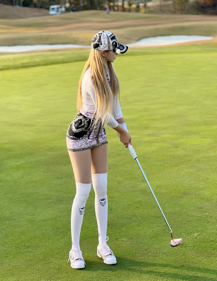 Sở hữu khuôn mặt đẹp tinh tế, làn da trắng sứ và lối trang điểm bắt mắt cùng trang phục cao cấp giúp Seo Yoo A tạo được dấu ấn của mình trong mắt người hâm mộ.