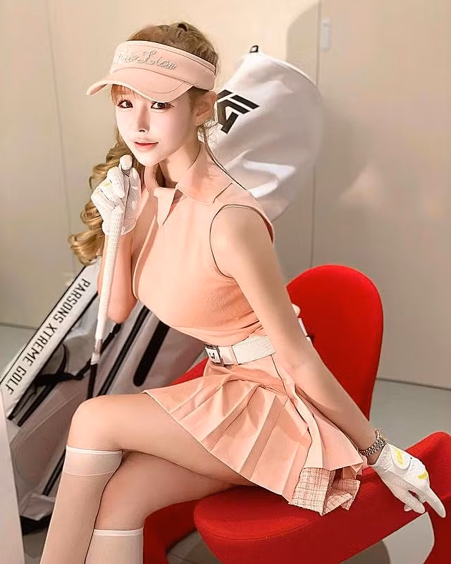 Sự tự tin và thần thái rạng rỡ của Seo Yoo A càng làm tăng thêm sức hút cho phong cách thời trang của cô.