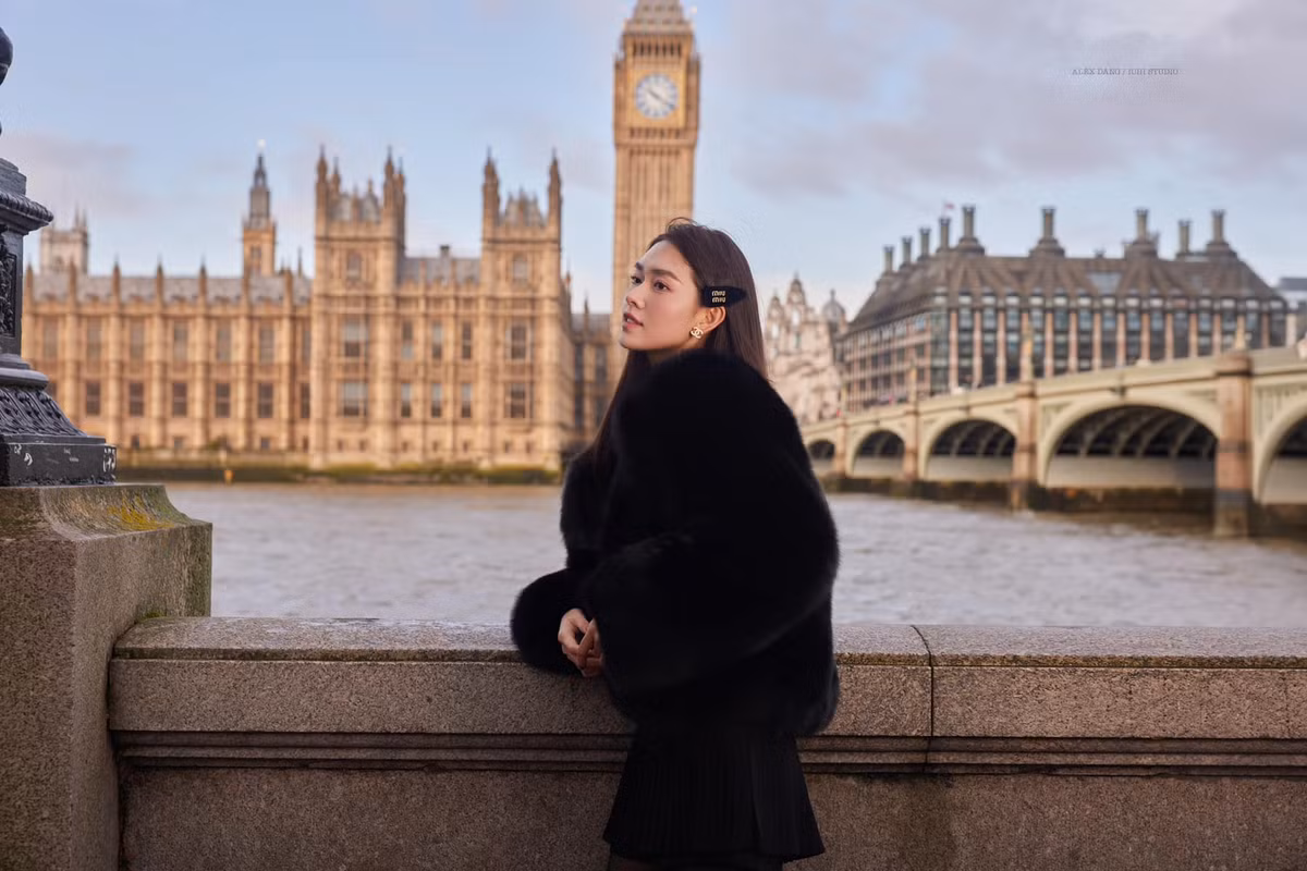 Tường San check in London. Ảnh: FB Nguyễn Tường San