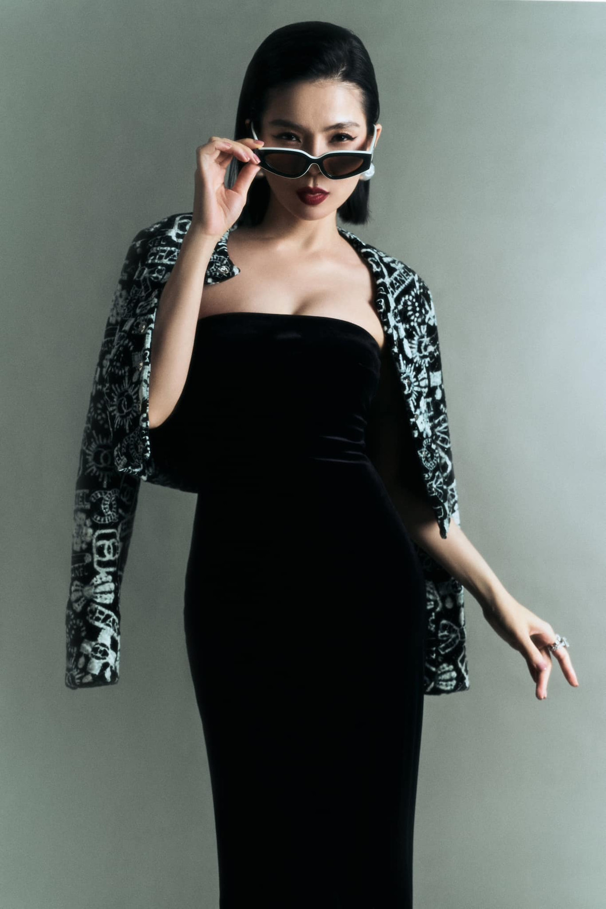 Đăng bộ ảnh mới đẹp sang chảnh, Lệ Quyên tâm sự: "Quan trọng nhất, phải giữ cốt cách và tự trọng, giá nào cũng phải thật đẹp đẽ vẹn toàn. Luôn được ngẩng cao đầu trong mọi chuyện mới là điều khó mà không phải ai cũng có được". Ảnh: FB Lệ Quyên