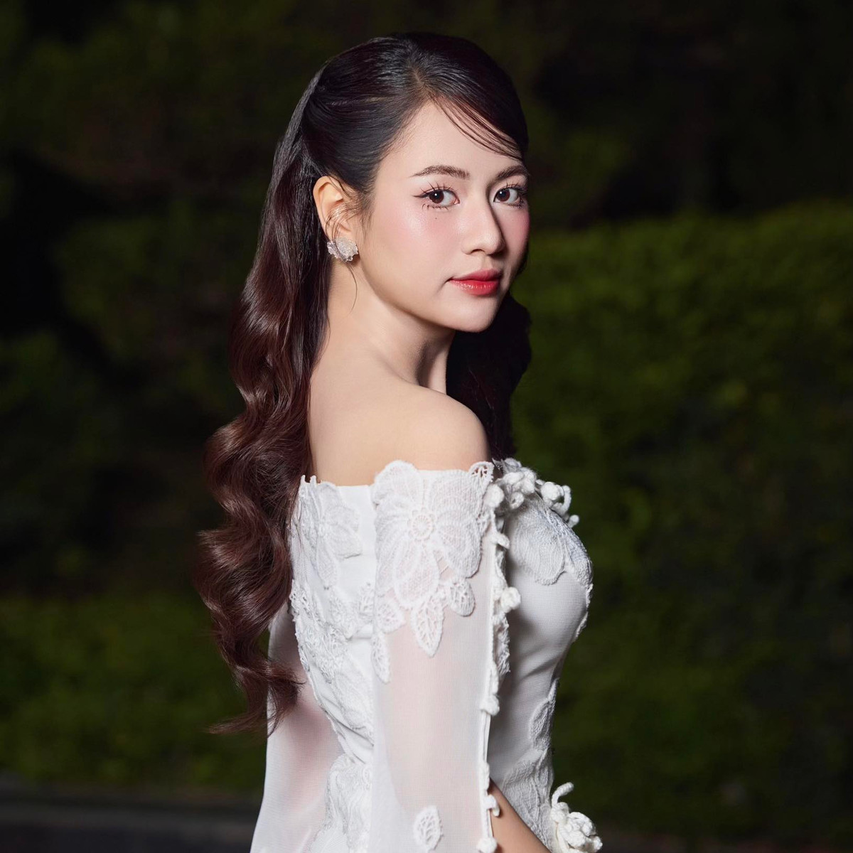 Việt Hoa khoe nhan sắc xinh đẹp. Cô chia sẻ: "Mong mọi điều luôn nhẹ nhàng và tươi đẹp". Ảnh: FB Vũ Việt Hoa