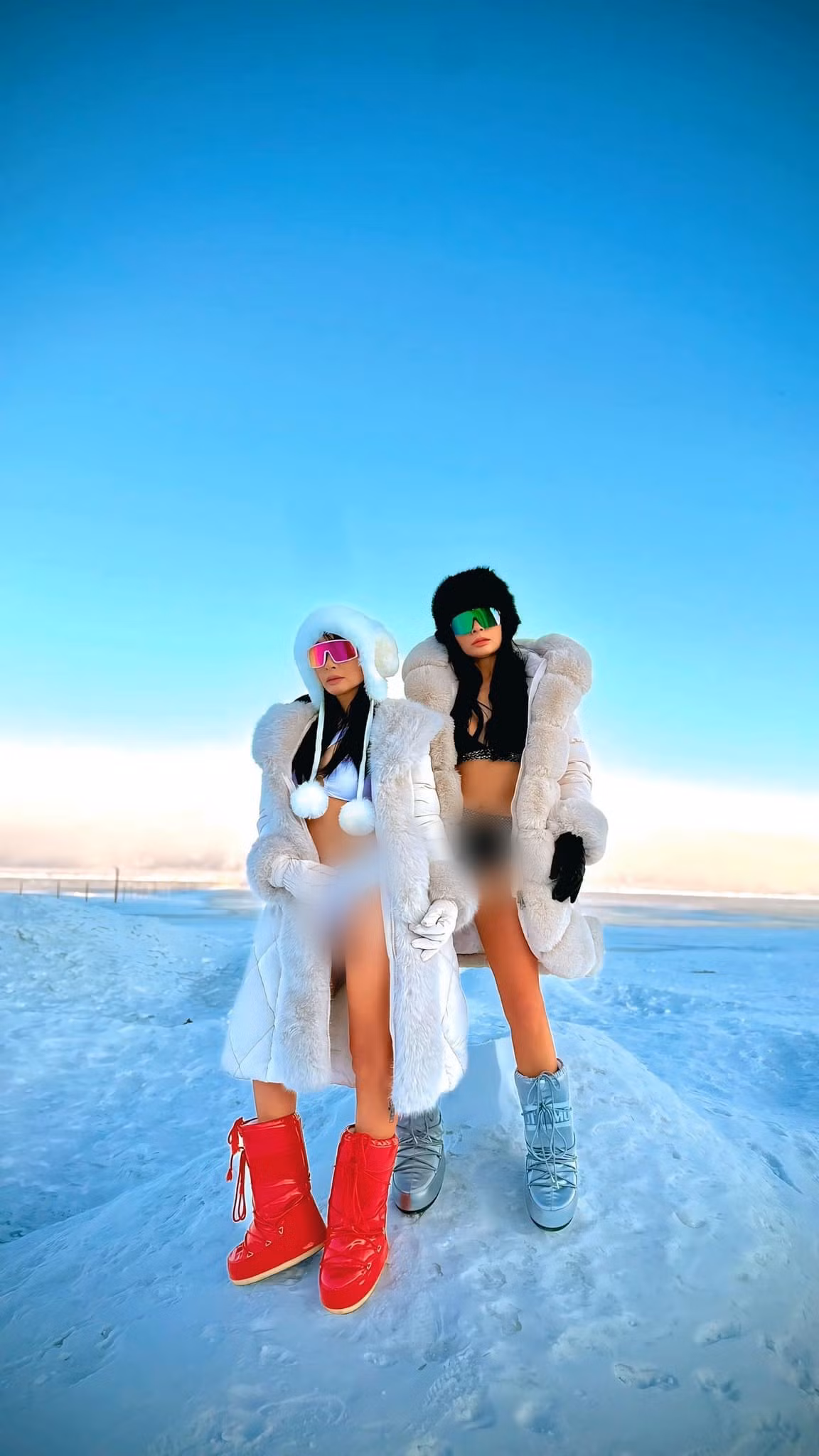  Tin tức sao Việt 26/2: Chị em cựu mẫu Thuý Hằng - Thuý Hạnh diện bikini, khoác áo lông tạo dáng chuyên nghiệp, chụp ảnh giữa trời tuyết ở hồ Baikal. Ảnh: FB Bui Thuy Hang