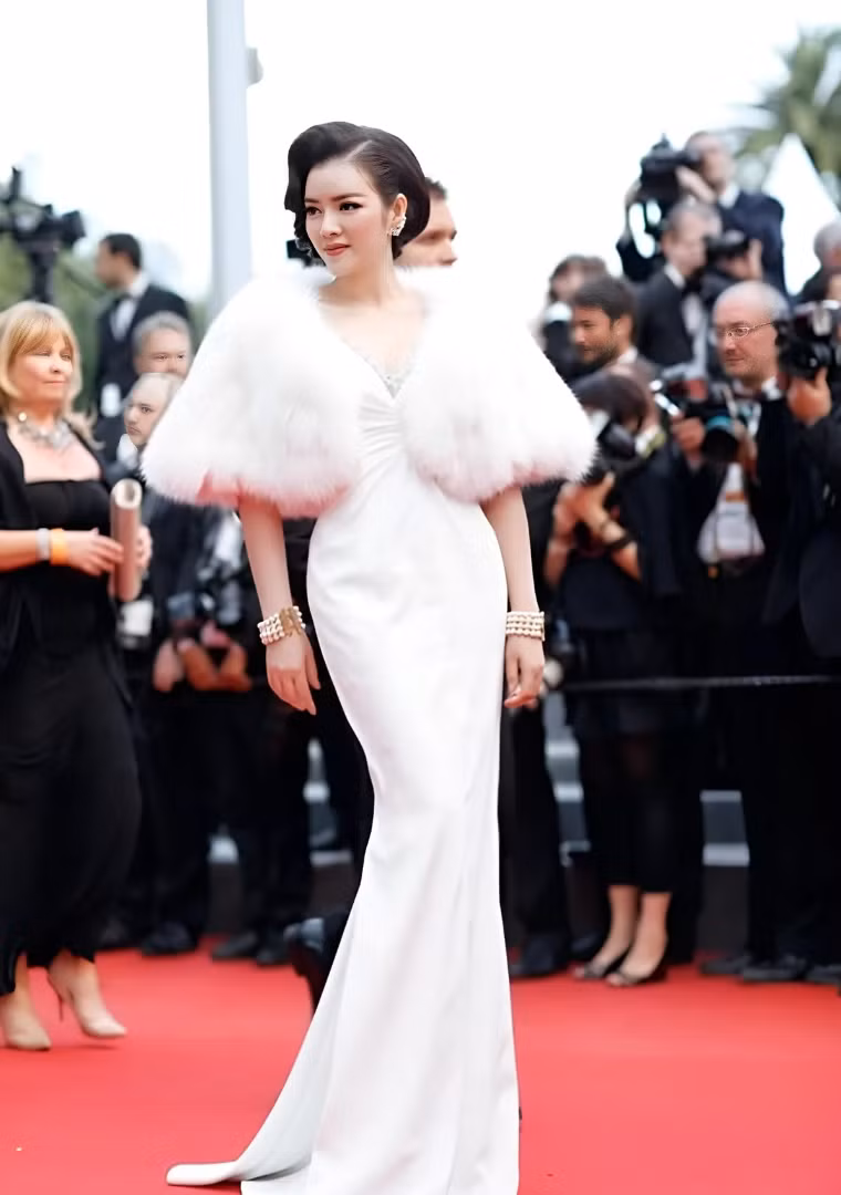 Mỗi lần xuất hiện tại các sự kiện, đặc biệt là các liên hoan phim quốc tế, cô luôn biết cách làm công chúng trầm trồ với những bộ cánh lộng lẫy, được thiết kế tỉ mỉ và sử dụng chất liệu cao cấp.