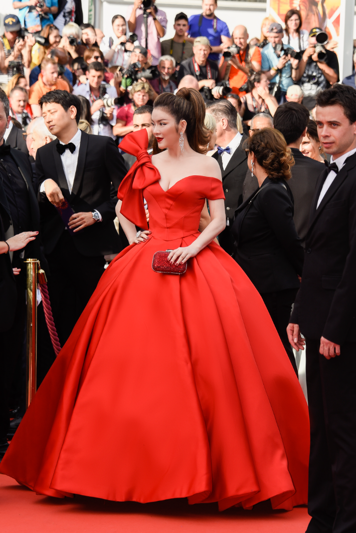Tại Cannes 2018, Lý Nhã Kỳ gây náo động truyền thông khi xuất hiện với hình ảnh Cinderella trong chiếc đầm dạ hội của NTK Đỗ Long.