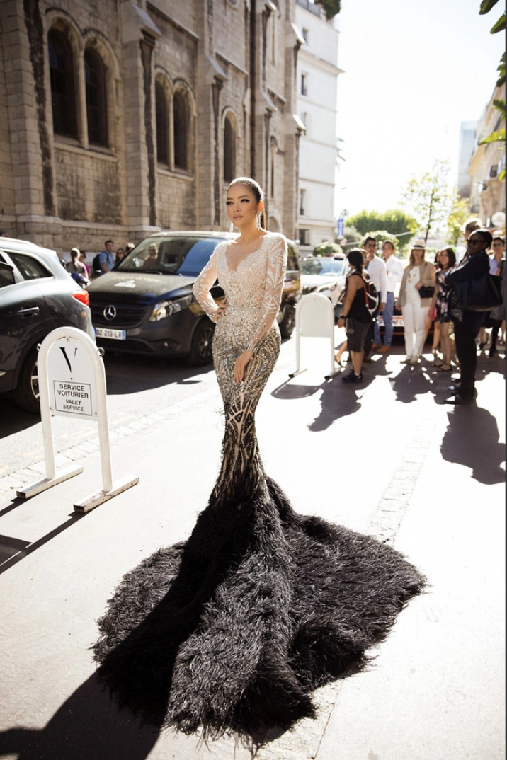 Tại Cannes 2017, Lý Nhã Kỳ diện thiết kế váy đuôi cá ôm sát cơ thể giúp nữ diễn viên dễ dàng khoe trọn 3 vòng hoàn hảo.