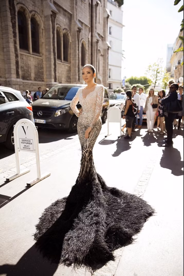 Tại Cannes 2017, Lý Nhã Kỳ diện thiết kế váy đuôi cá ôm sát cơ thể giúp nữ diễn viên dễ dàng khoe trọn 3 vòng hoàn hảo.