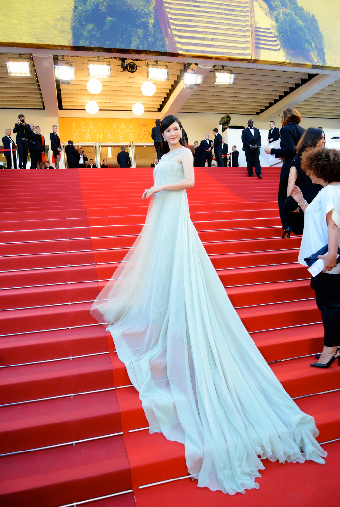 "Nữ hoàng thảm đỏ" Lý Nhã Kỳ lộng lẫy trên thảm đỏ với chiếc váy giá trị khủng.
