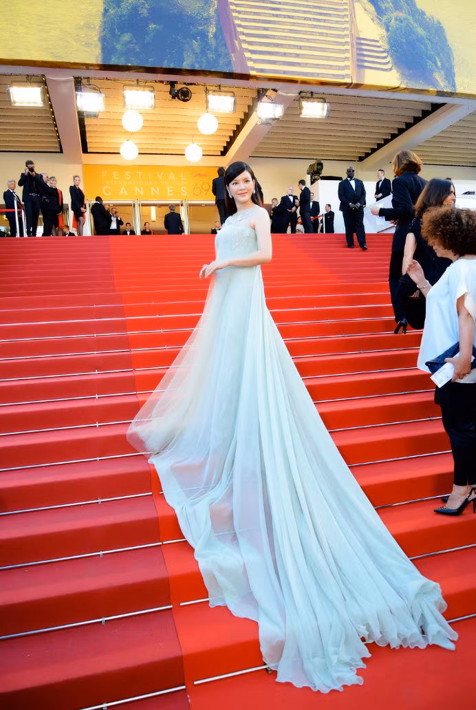 "Nữ hoàng thảm đỏ" Lý Nhã Kỳ lộng lẫy trên thảm đỏ với chiếc váy giá trị khủng.
