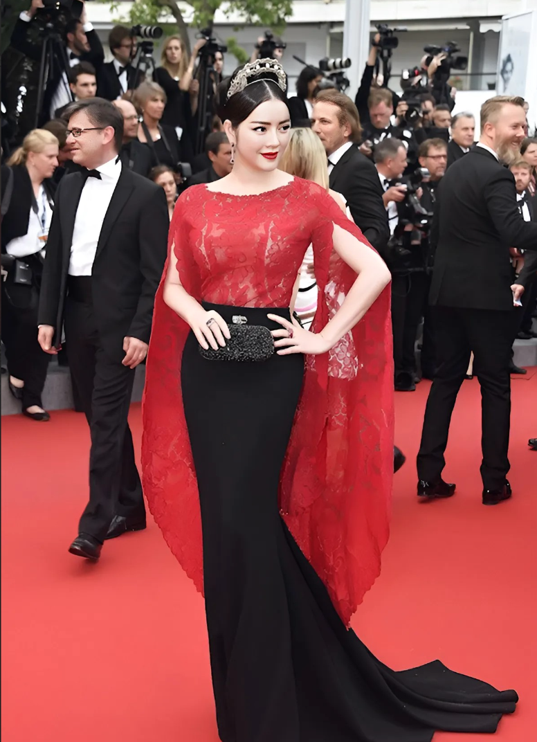 Cannes 2015, Lý Nhã Kỳ hóa thân thành hoàng gia châu Âu trong bộ cánh đến từ nhà mốt Alexis Mabille. Để tăng thêm phần nổi bật, Lý Nhã Kỳ đã chi mạnh tay vào trang sức và vương miện đắt đỏ.