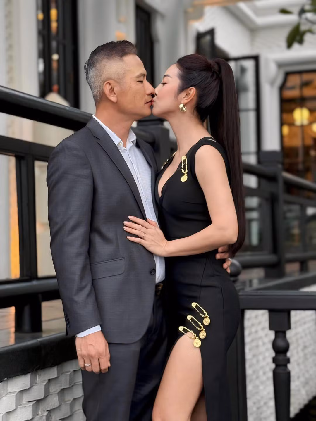 Hoa hậu Jennifer Phạm và chồng doanh nhân Đức Hải hôn nhau đắm đuối. Ảnh: FB Jennifer Pham