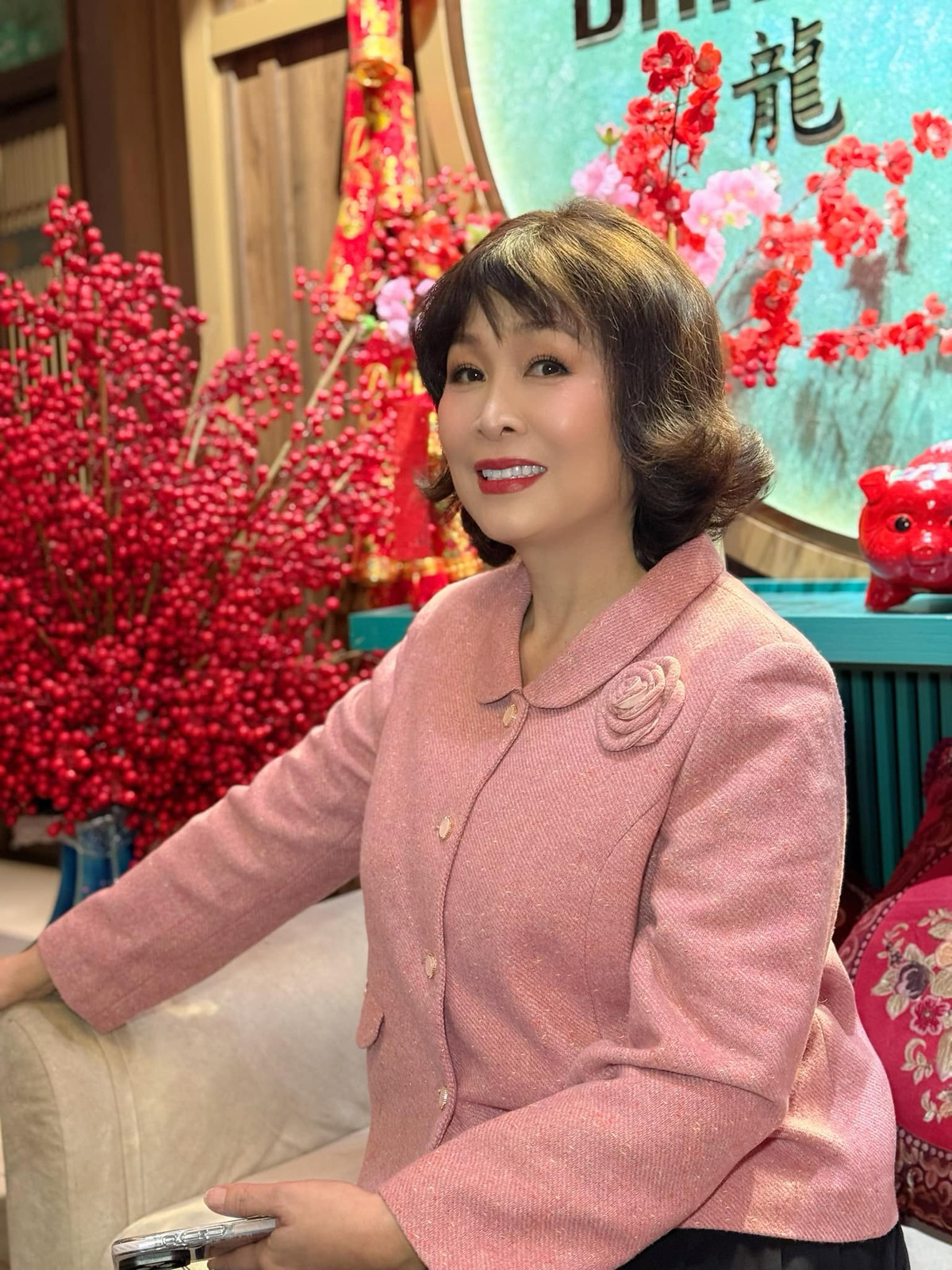 Đăng hình ảnh mới, NSND Hồng Vân xinh đẹp, trẻ trung với kiểu tóc ngắn. Ảnh: FB Hồng Vân