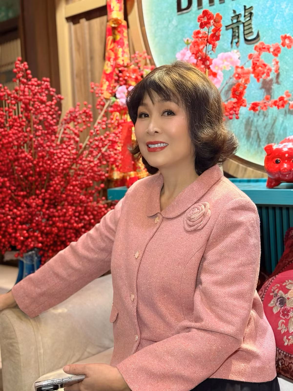 Đăng hình ảnh mới, NSND Hồng Vân xinh đẹp, trẻ trung với kiểu tóc ngắn. Ảnh: FB Hồng Vân