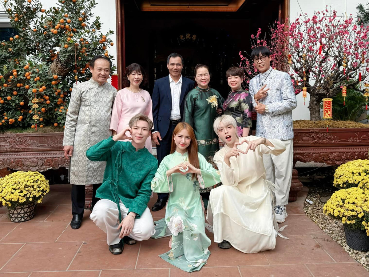 Ca sĩ Hoà Minzy khoe gia đình "hoa dâm bụt". Ảnh: FB Hòa Minzy