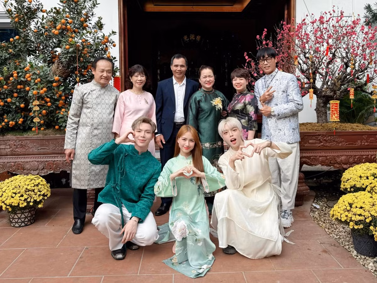 Ca sĩ Hoà Minzy khoe gia đình "hoa dâm bụt". Ảnh: FB Hòa Minzy