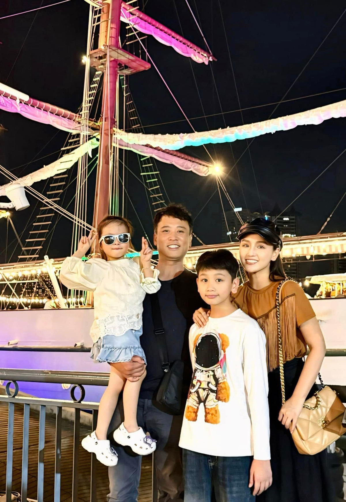 Diễn viên Lã Thanh Huyền cùng gia đình du xuân ở Thái Lan. Ảnh: FB Lã Thanh Huyền