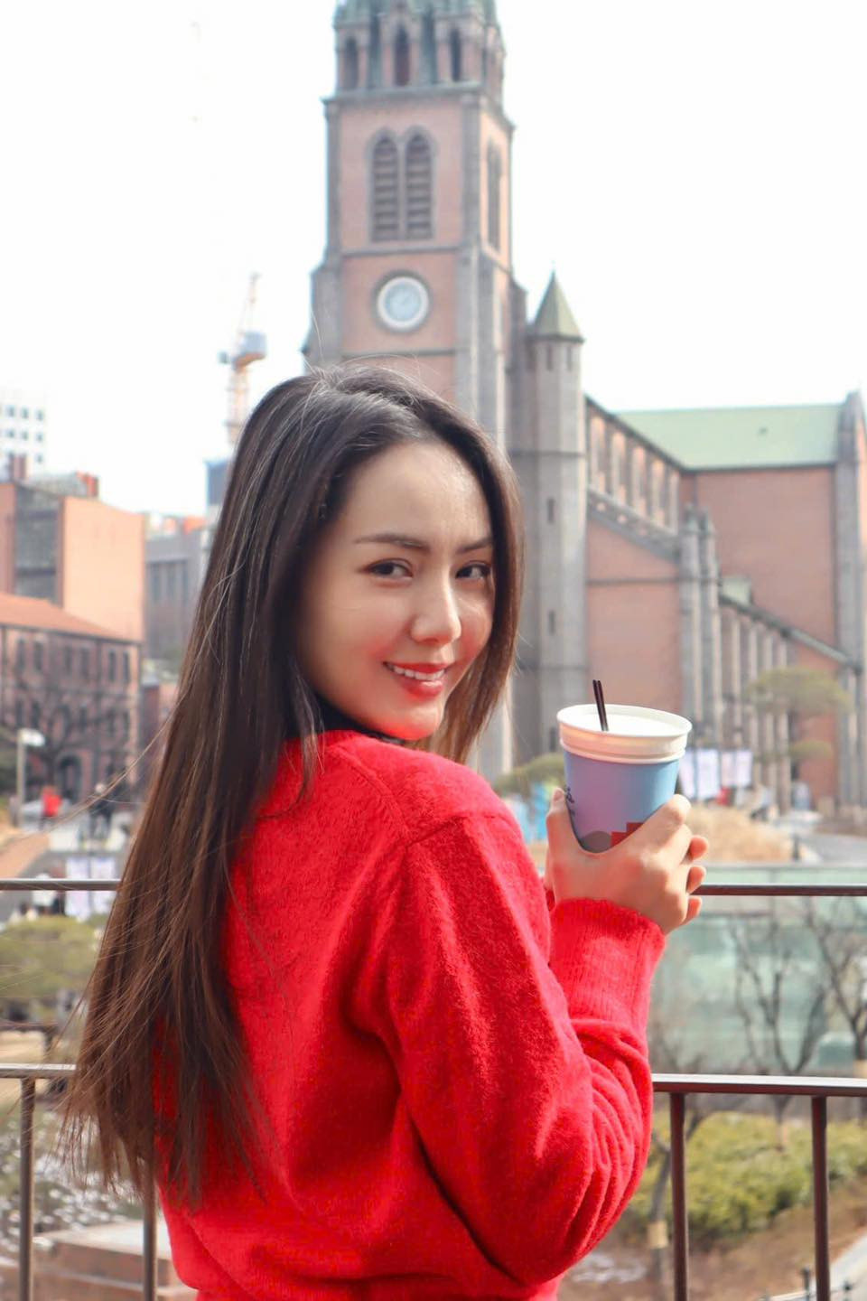 Ca sĩ Phương Linh diện áo đỏ, khoe sắc ngày Tết. Ảnh: FB Tran Phuong Linh