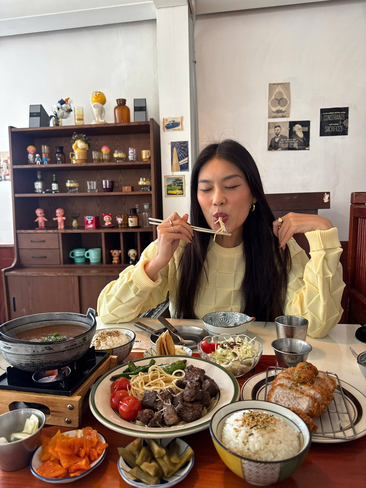 Á hậu Thảo Nhi Lê hào hứng "ăn sập Hàn Quốc". Ảnh: FB Thảo Nhi Lê