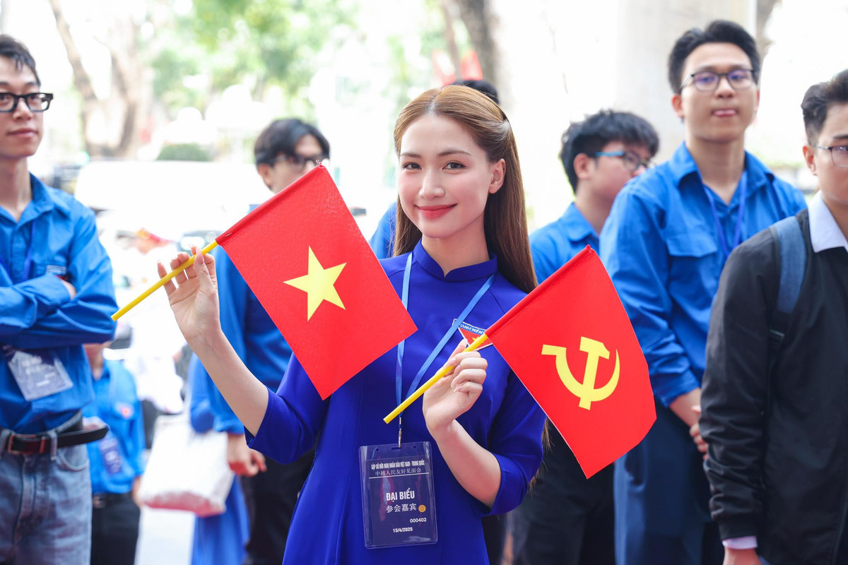 Ca sĩ Hoà Minzy rất hạnh phúc và vinh dự khi được là một trong các đại biểu trẻ tham gia Liên Hoan Hữu Nghị Nhân Dân Việt Nam - Trung Quốc. Ảnh: FB Hòa Minzy