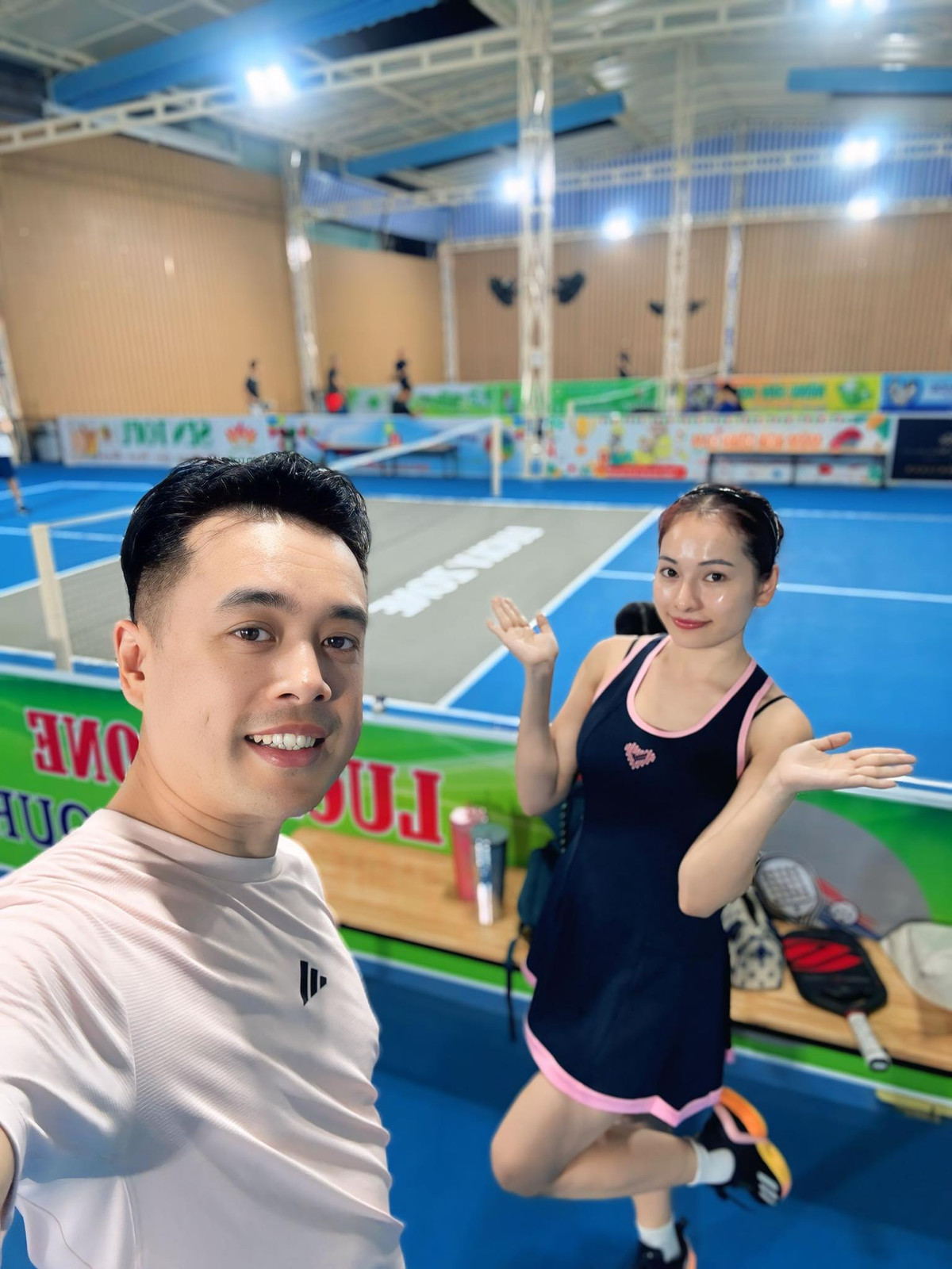 Nhạc sĩ Dương Khắc Linh và vợ cùng chơi môn pickleball. Ảnh: FB Duong Khac Linh