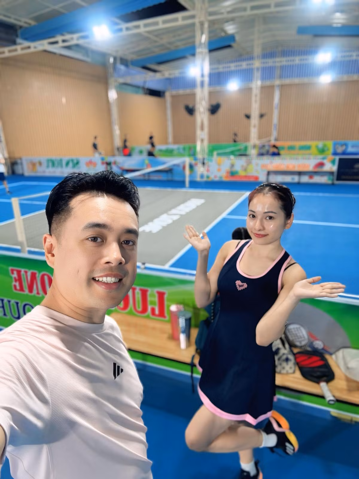 Nhạc sĩ Dương Khắc Linh và vợ cùng chơi môn pickleball. Ảnh: FB Duong Khac Linh