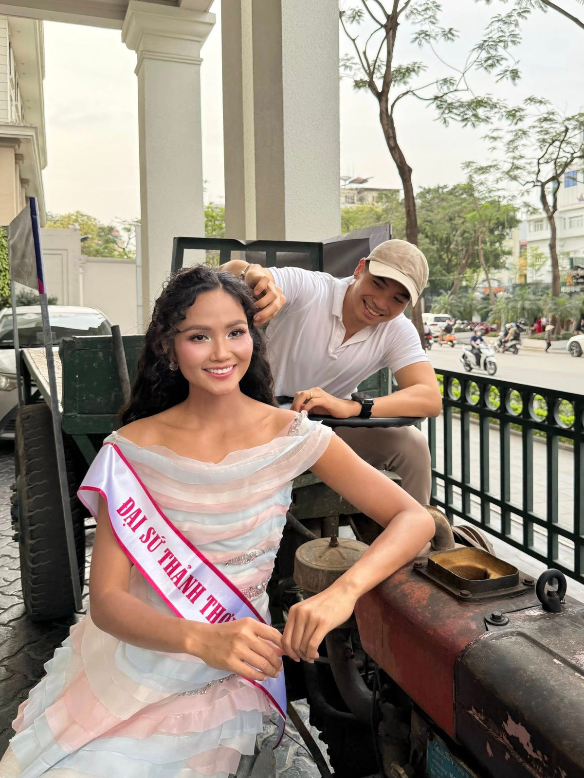 H'Hen Niê được ông xã hộ tống, chăm sóc chu đáo khi đi làm. Ảnh: FB H'Hen Niê