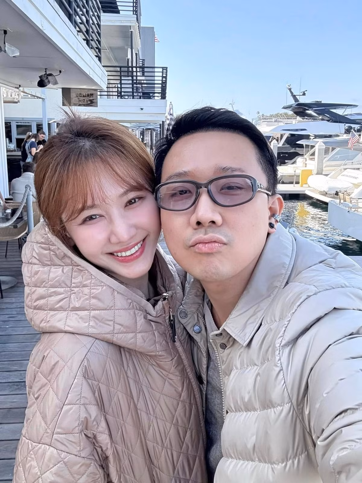 Vợ chồng Trấn Thành - Hariwoon chụp ảnh tình cảm. Ảnh: FB Trấn Thành