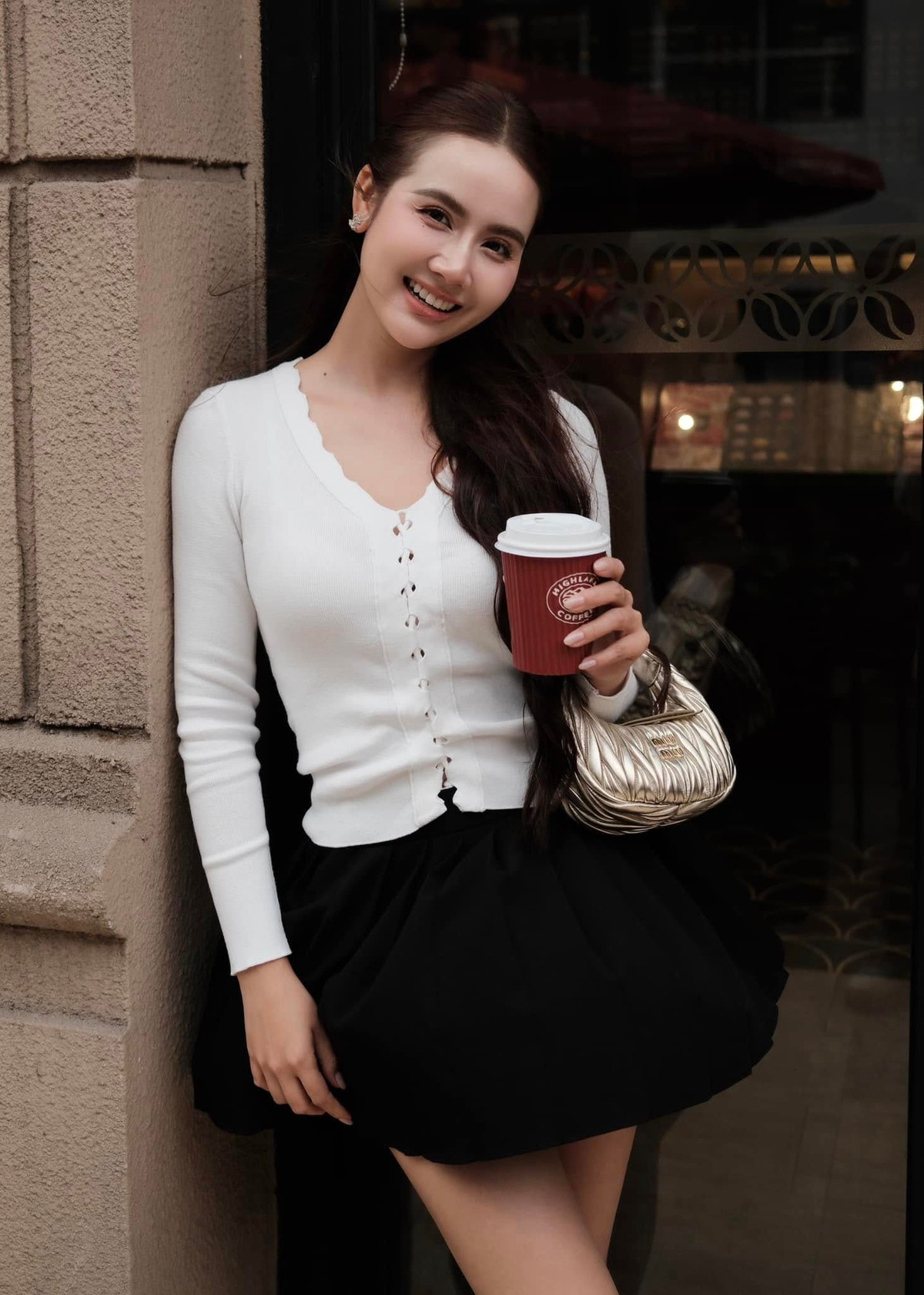 Nữ diễn viên Huyền Lizzie khoe nhan sắc xinh đẹp, trẻ trung dạo phố. Ảnh: FB Phan Minh Huyền
