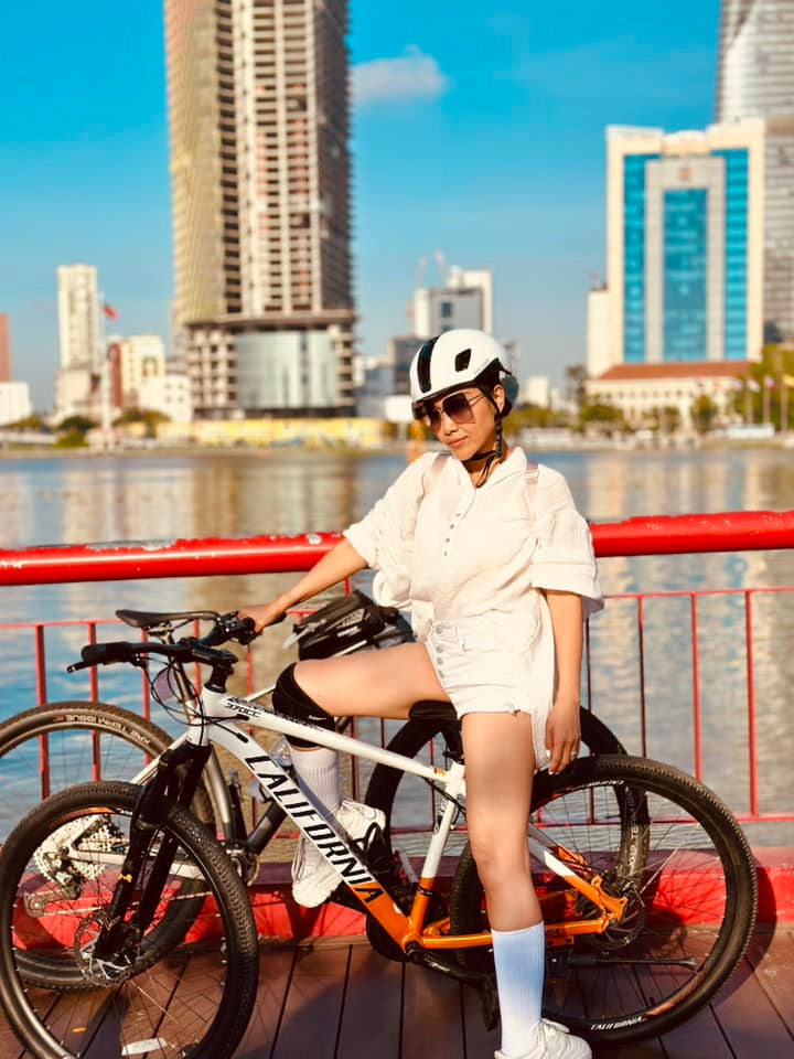 Đoan Trang đạp xe thể dục thể thao. Ảnh: FB Doan Trang