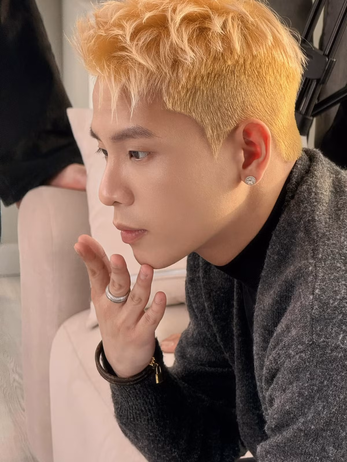 Ca sĩ Quân A.P khoe góc nghiêng điển trai trong lúc chăm chú làm việc. Ảnh: FB Quân A.P