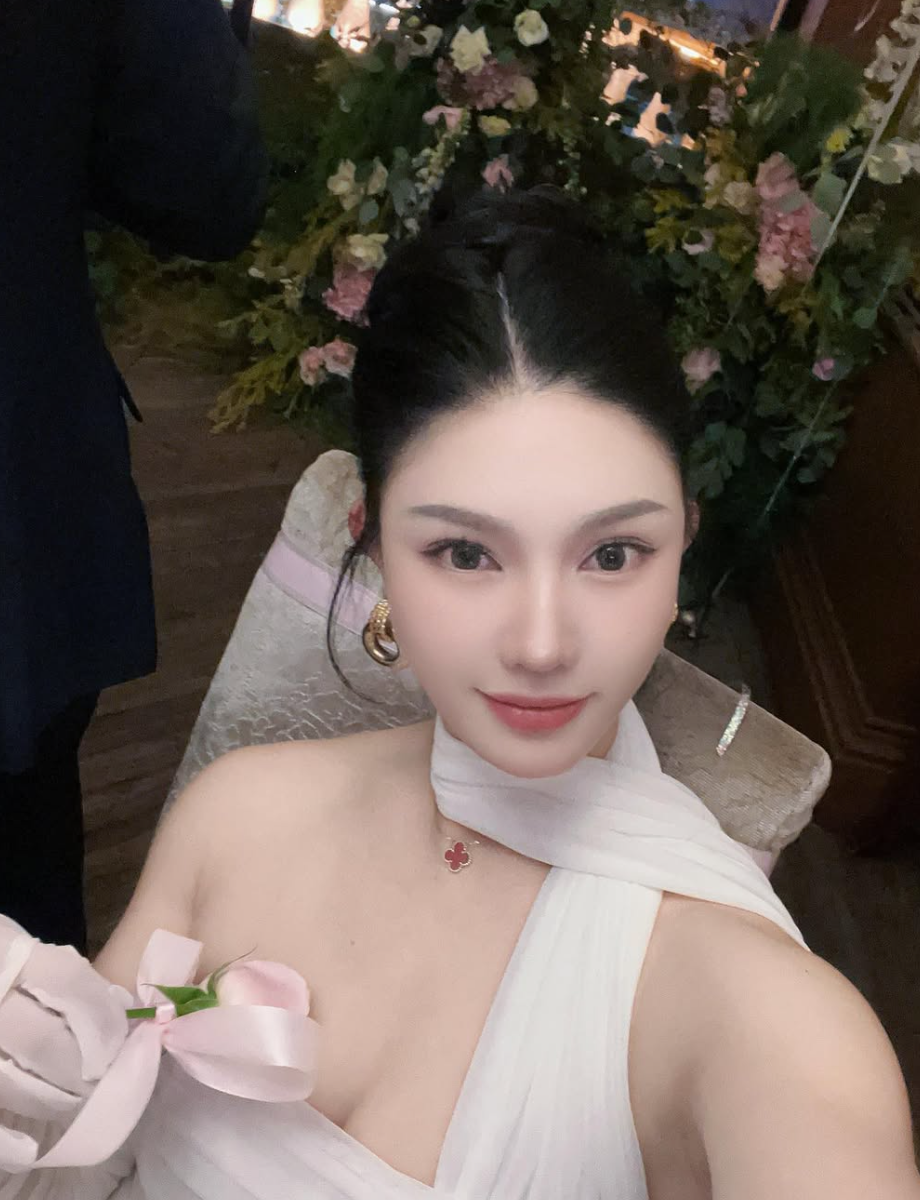 Yun Yan cao 1m68, sở hữu vòng eo 62cm, vòng 3 99cm nóng bỏng, săn chắc.