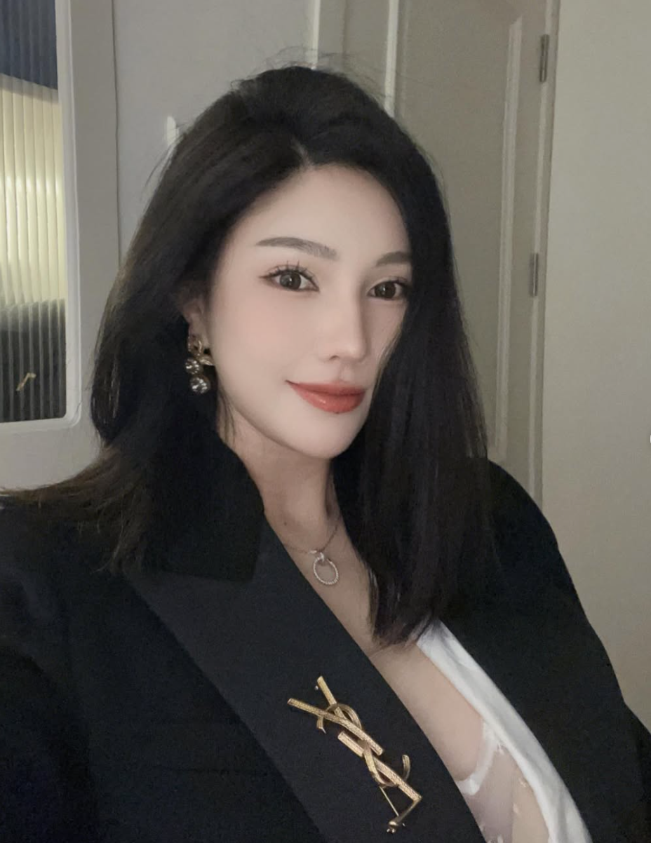 Không chỉ vóc dáng mà trong loạt ảnh đời thường, Liu Yun Yan còn nổi bật với nhan sắc ngọt ngào, làn da trắng mịn.