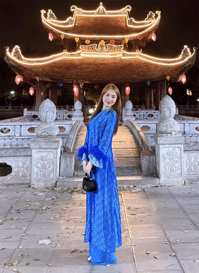 Không sở hữu chiều cao mơ ước nhưng Hòa Minzy luôn biết cách hack dáng giúp cô luôn cao hơn chiều cao thật 1m55.