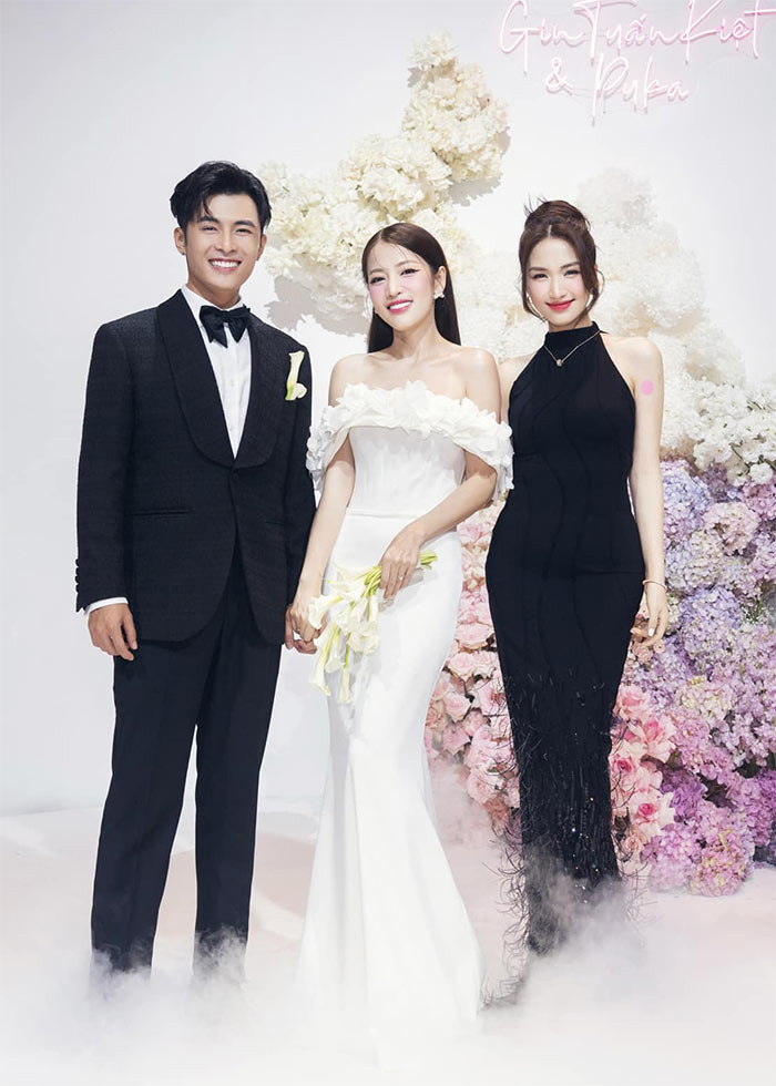 Ngoài giày cao gót, giọng ca "Bắc Bling" còn hay mặc váy dài kết hợp với giày cao gót tôn lên vẻ thanh thoát của cô nàng.