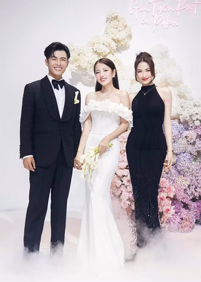 Ngoài giày cao gót, giọng ca "Bắc Bling" còn hay mặc váy dài kết hợp với giày cao gót tôn lên vẻ thanh thoát của cô nàng.