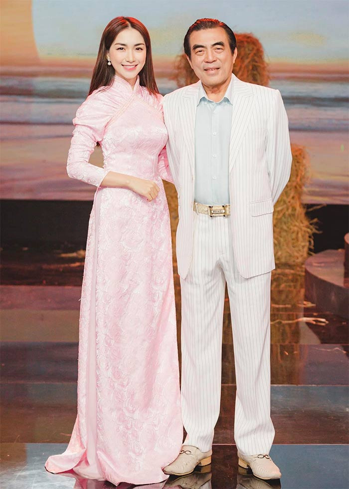 Những đôi giày cao gót khủng kết hợp với áo dài khiến giọng ca "Rời bỏ" tôn dáng rõ rệt.