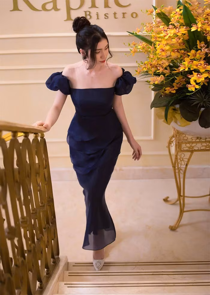 Hòa Minzy thanh thoát, cao ráo nhờ váy dài, giày cao gót kết hợp với góc chụp.