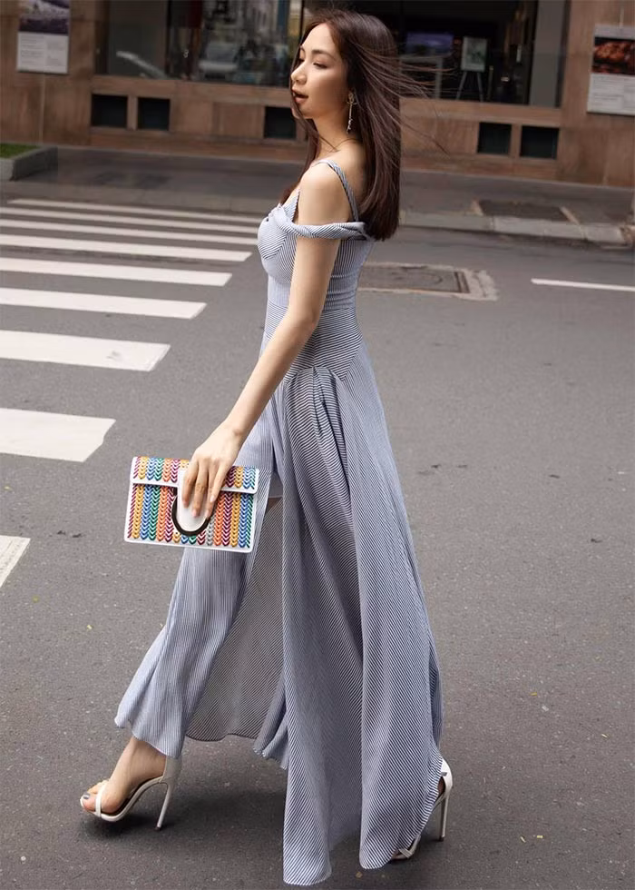 Váy dài thướt tha kết hợp với sandal cao gót giúp Hòa Minzy cao không khác gì người mẫu.