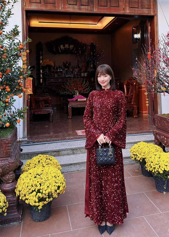 Áo dài là một trong những trang phục yêu thích của nữ ca sĩ sinh năm 1995.