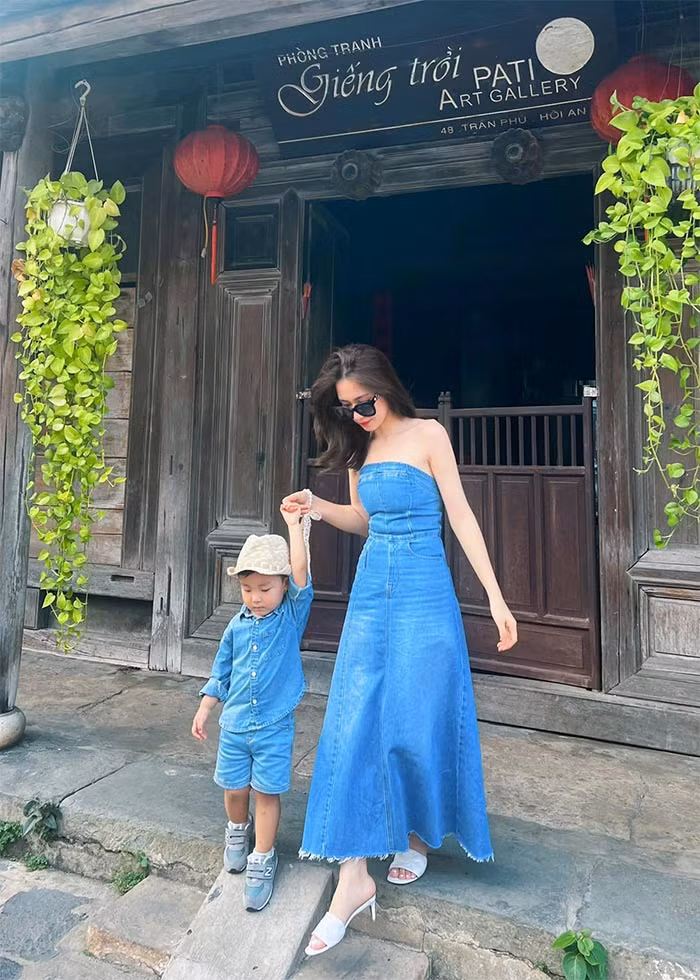 Váy dài được Hòa Minzy ưa chuộng cả khi đi dự sự kiện lẫn khi đi du lịch, đi chơi.