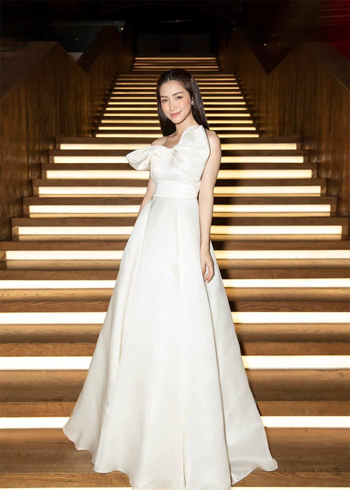 Cách tạo dáng chụp ảnh và góc chụp cũng khiến Hòa Minzy cao hơn hẳn.