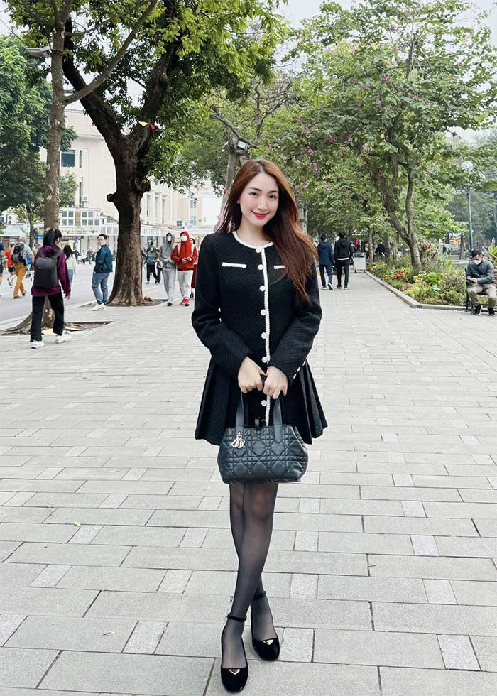 Váy ngắn giúp Hòa Mnzy khoe đoi chân thân.