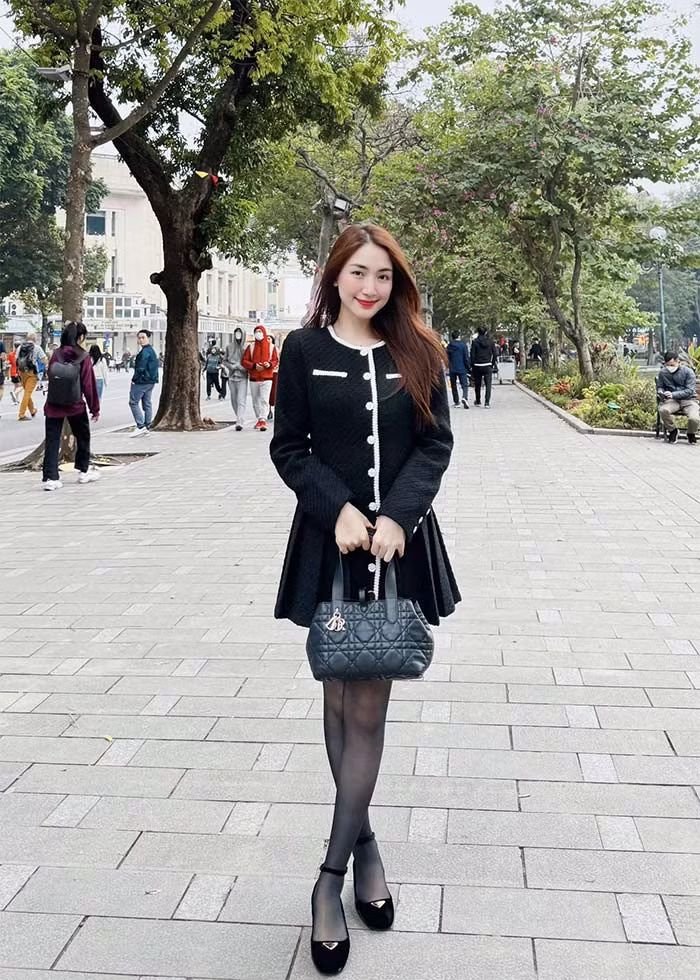 Váy ngắn giúp Hòa Mnzy khoe đoi chân thân.