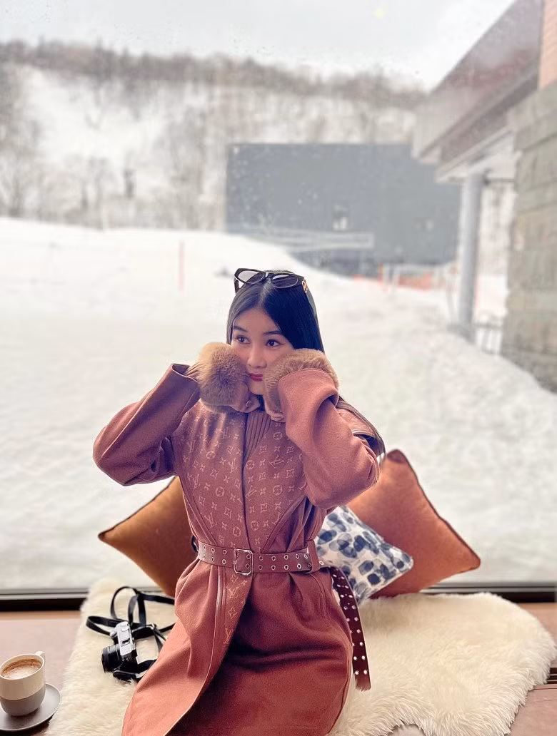 Hoa hậu Đại dương 2017 Lê Âu Ngân Anh thường xuyên khoe phong cách với loạt trang phục và phụ kiện từ các nhà mốt danh tiếng. Ảnh: FB Lê Âu Ngân Anh