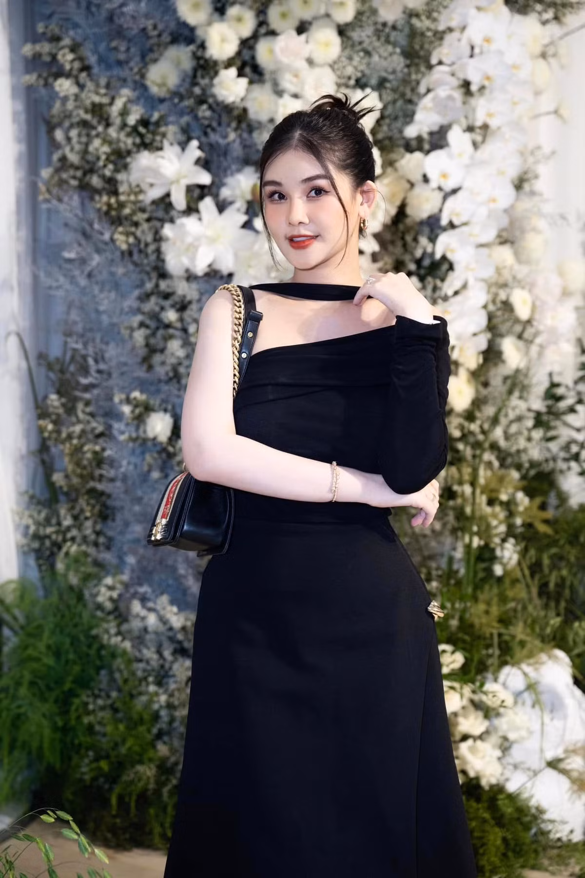 Ngân Anh sở hữu những món đồ giới hạn, thậm chí còn là mỹ nhân đi đầu trong việc cập nhật xu hướng, mẫu mới từ các thương hiệu lớn trên thế giới. Ảnh: FB Lê Âu Ngân Anh