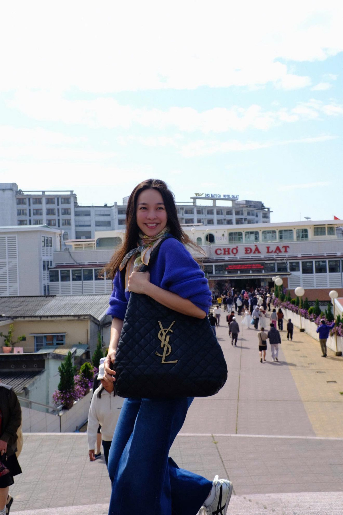 Ca sĩ Hiền Thục dạo chơi ở chợ Đà Lạt. Ảnh: FB Hien Thuc