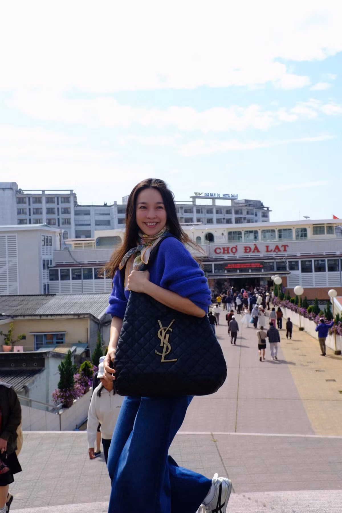 Ca sĩ Hiền Thục dạo chơi ở chợ Đà Lạt. Ảnh: FB Hien Thuc