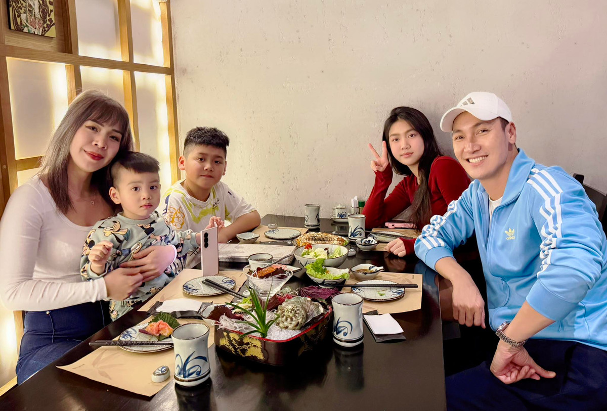 Diễn viên Mạnh Trường đưa bà xã và các con đi ăn mừng sau khi thắng 2 giải tại Liên hoan truyền hình toàn quốc. Ảnh: FB Nguyen Manh Truong