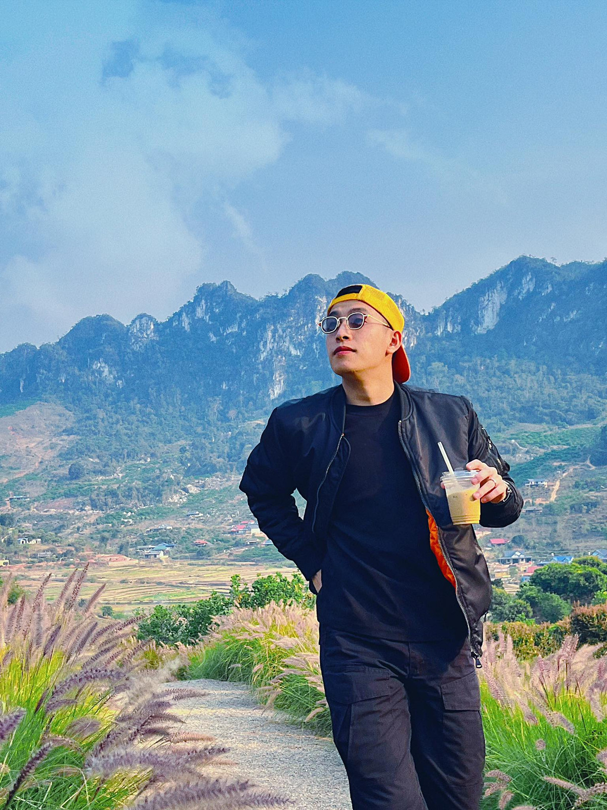 Diễn viên Tuấn Mõ check in ở Mộc Châu. Ảnh: FB Tuấn Mõ