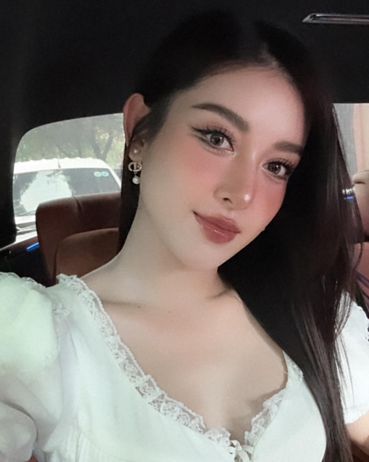 Cô thường xuyên xuất hiện tại các sự kiện với những bộ cánh lộng lẫy, khoe trọn vẹn đường cong cơ thể. Ảnh: FB Nguyen Tran Huyen My