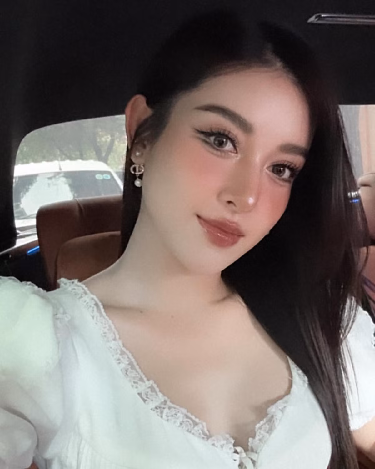 Cô thường xuyên xuất hiện tại các sự kiện với những bộ cánh lộng lẫy, khoe trọn vẹn đường cong cơ thể. Ảnh: FB Nguyen Tran Huyen My